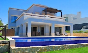 Modern Villa Overlooking the Beach Vale do Lobo. Stunning Sea Views. J134 - 5