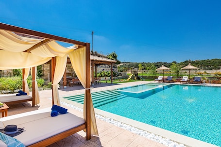 Ino Villa will invite you in a glamorous relaxation feeling!