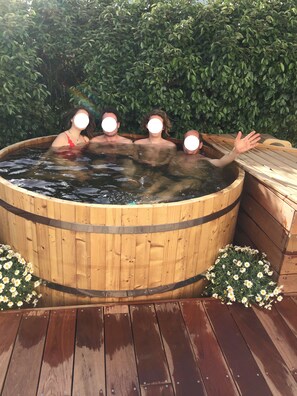 Outdoor spa tub