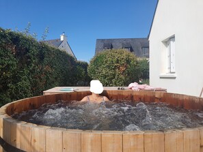 Outdoor spa tub