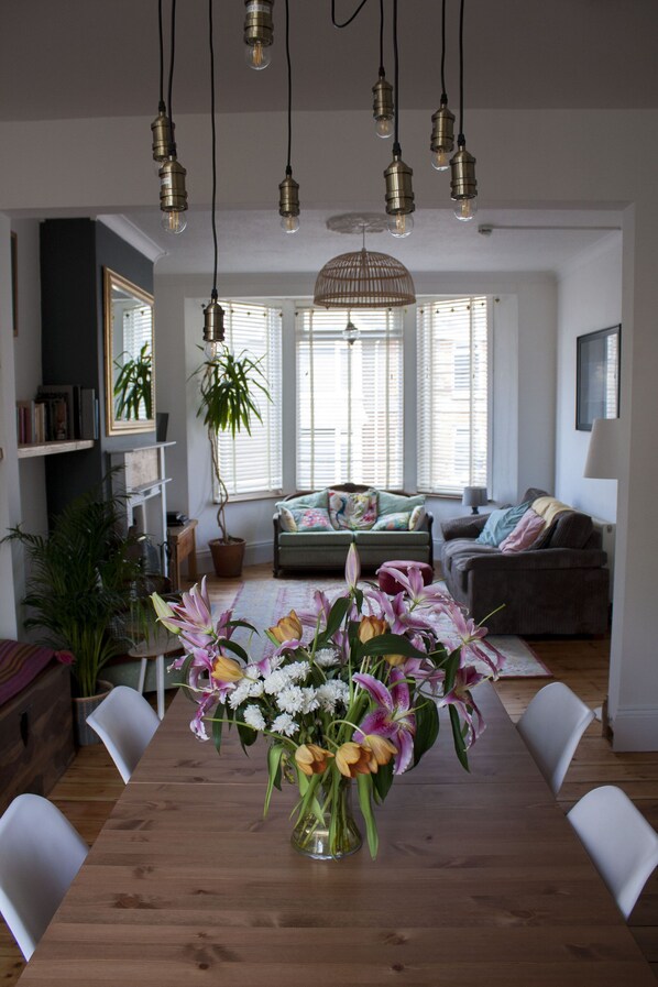 lounge/dining area
