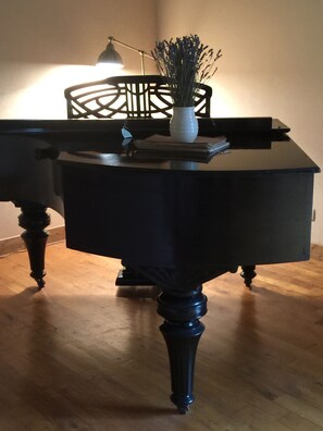 Ronisch baby grand piano