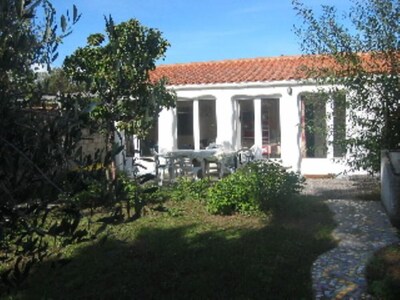House with garden in the center of La Chaume, close to beaches and shops