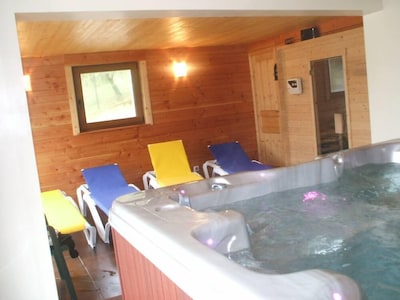 Holiday cottage(Shelter) in chalet with Jacuzzi and sauna - peace