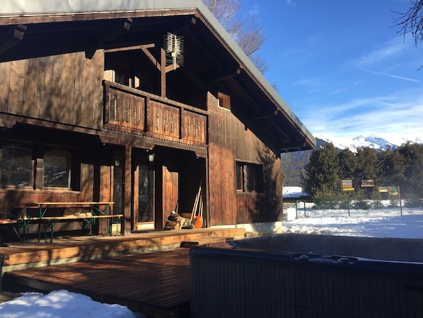 Chalet Jordan with large deck with hot tub