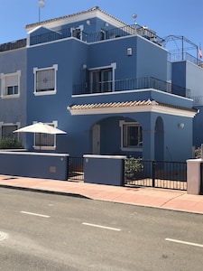 Los Alcázares, 3 Villa doble dormitorios con piscina comunitaria