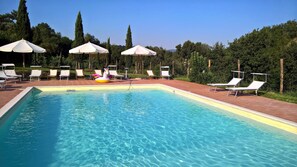 Piscina da 12x7m con vista sulla valle 