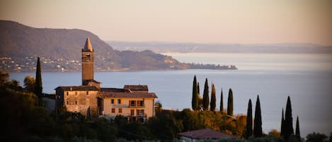 Vista dallo Studio sulla chiesa di Gaino e gran parte del Lago di Garda