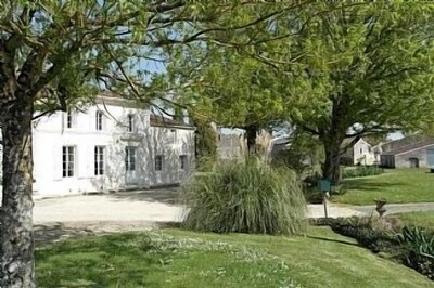  Gite proche de Matha et Cognac, privé Half Sunken Piscine chauffée, jardin clos ..  