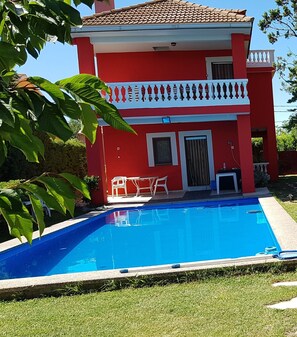 Piscina y Jardin