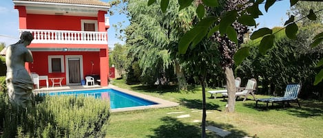 Piscina y Jardin