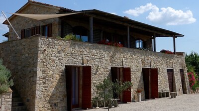 Villa con piscina privada infinita con vistas fantásticas y puestas de sol.