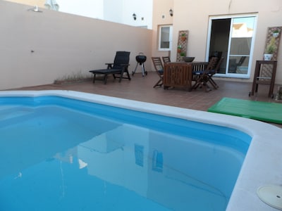 Casa adosada a estrenar con piscina en el centro del pueblo de Umbrete