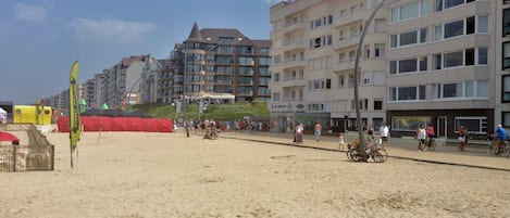 Kursaal vanaf strand