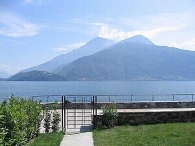 Apartment with pool, private garden & private boat mooring at shore lake Como 