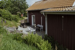 Uteplats på baksidan med kvällssol.