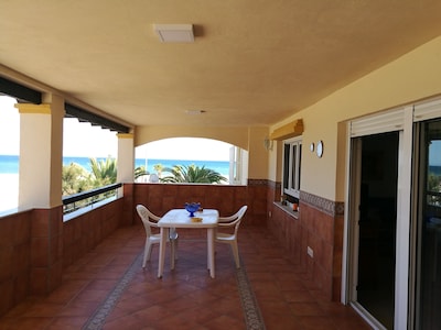 Apartamento 1ªlinea de playa ,WIFI, A/A ,VISTAS AL MAR,3 DORM 