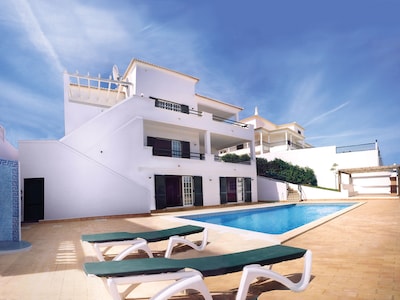 Beautiful Villa with Pool, Garden, Wi-Fi, Overlooking Marina, Close to Beaches.