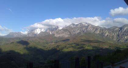 The Cobeña Viewpoint. 60 m house. with beautiful views of the Picos de Europa.