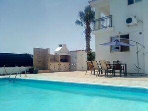 Alfresco dining BBQ and shower