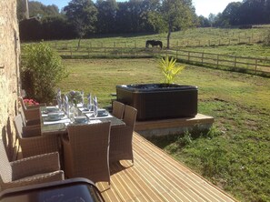 Hot Tub for 7 people....mmmm heaven! Outdoor dining area, now with balcony over.