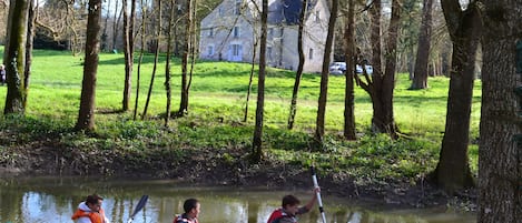 Le manoir depuis la rivière de l'Indre, canoë en accès libre