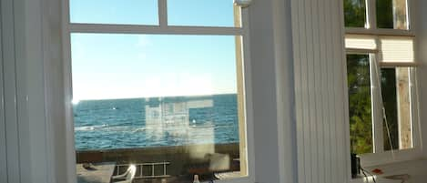 La terrasse et la mer depuis le séjour