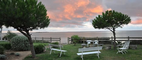 vue du parc sur la mer et l'ile d'oleron