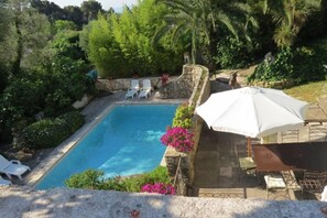 piscine vue de la terrasse de la villa  réservée au locataire