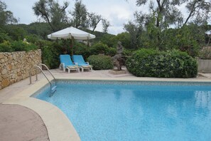 piscine réservée au locataire ceinturée de murs avec bains de soleil