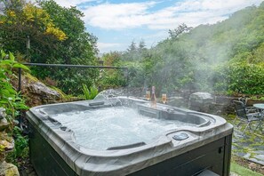Outdoor spa tub