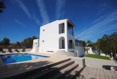 Villa moderna con piscina privada, cerca de la playa y bahía de San Antonio