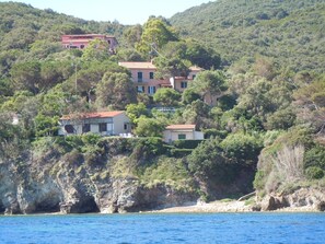 La villa con dependance vista dal mare