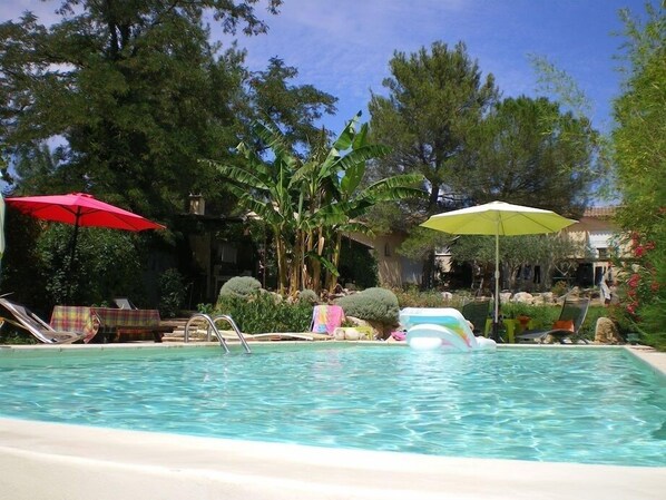 piscine et maison en arrière plan