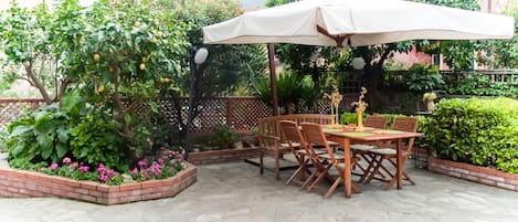Tavolo e gazebo in giardino