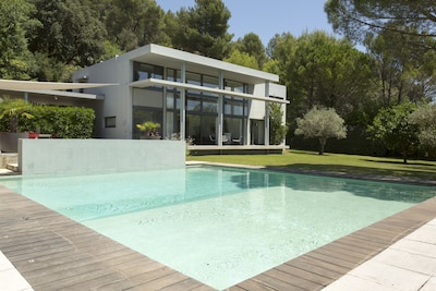 Moderne Luxusvilla in Luberon Provence, privater Pool und Garten, atemberaubende Aussicht