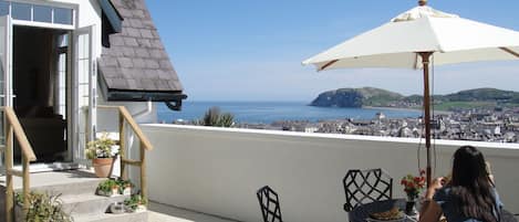 Haulfre Gardens Cottage roof terrace and view across Llandudno Bay