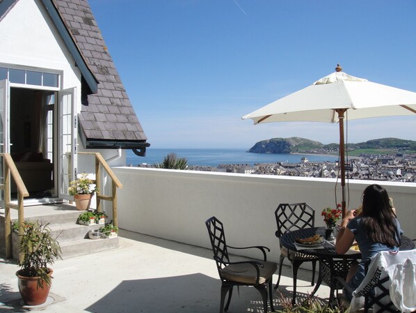 Haulfre Gardens Cottage roof terrace and view across Llandudno Bay