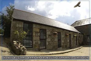 Honey Buzzard Barn - Rural location - country walks, off road parking