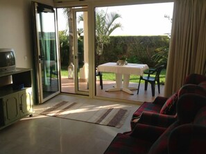Living room & garden