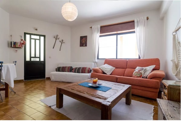 Quirky, spacious open plan lounge just 1 minute to the beach