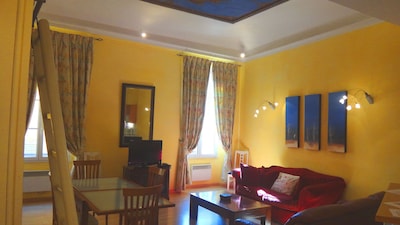 Historic 2-bedroomed apartment in the heart of Old Town Nice, close to the beach
