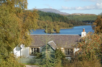 Brachkashie es una hermosa casa de campo con vistas a Loch Knockie