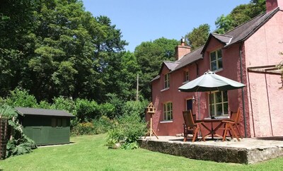 Visit Wales 4 STAR COASTAL 'chocolate box' hideaway in National Trust woodland