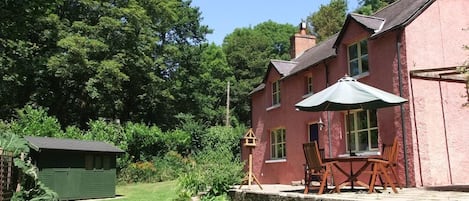 FOUR STAR Visit Wales 'Chocolate Box' hideaway nestling in National Trust woods