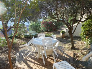 La terrasse à l'ombre des oliviers