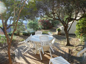 Die Terrasse im Schatten der Olivenbäume