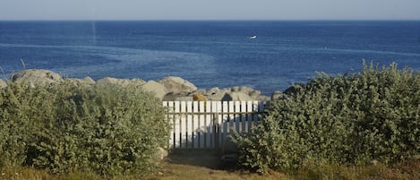 Sea view from the rental & direct access to the sea