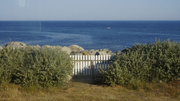 Sea view from the rental & direct access to the sea