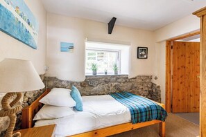 This pretty single bedroom overlooks the gardens .  It is en suite to the shower room with toilet and walk in shower, helpful for those with limited mobility. The same shower room is also en suite to the twin bedroom.